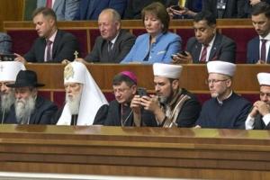 A la ceremonia de asunción del Presidente Volodymyr Zelensky asistieron también los líderes religiosos del país: el Jefe de la Iglesia Ortodoxa de Ucrania, Epifaniy, el Jefe de la Iglesia Greco-Católica Ucraniana Sviatoslav [Shevchuk], el Jefe de la Iglesia Ortodoxa Ucraniana del Patriarcado de Moscú, Onufriy, el Rabino principal de Kyiv, Moshe Reuven Azman, el Honorable Patriarca de la Iglesia Ortodoxa de Ucrania, Filaret, el Nuncio Apostólico, Arzobispo Claudio Gugerotti, el Mufti de Crimea,Ayder Rustemov